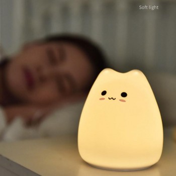 Маленький ночник от батареек Весёлая Кошечка, 10 см, 7 цветов свечения