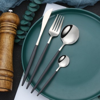 Набор столовых приборов в футляре, 2 ложки, вилка, нож, серебро и черный