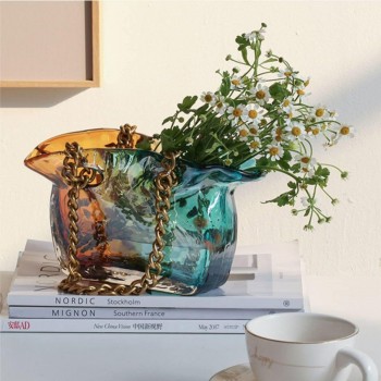 Стеклянная ваза Luxora Bag в форме сумки с ручкой-цепочкой для цветов и декора, 22×9×14 см